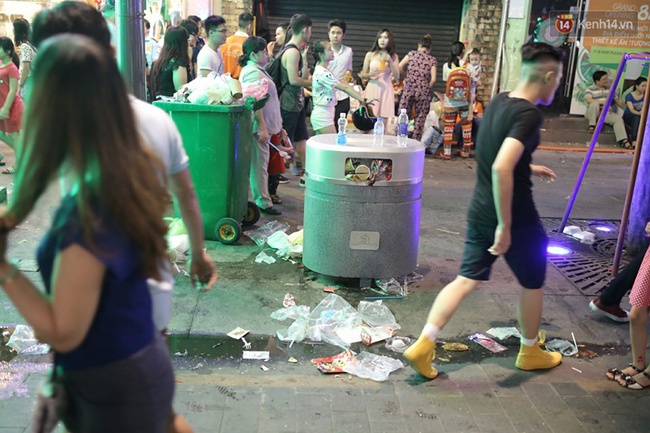Clip: Người dân vô tư xả rác, giẫm lên bãi cỏ ở trung tâm Sài Gòn vào đêm Giáng sinh - Ảnh 6.