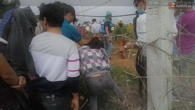 Hàng trăm người phá rào dây thép gai để vào cánh đồng hoa hướng dương ở Nghệ An chụp ảnh - Ảnh 5.