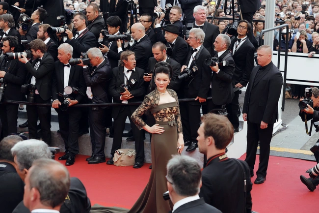 Lý Nhã Kỳ tiếp tục xuất hiện kiêu sa và lộng lẫy trên thảm đỏ Cannes - Ảnh 3.
