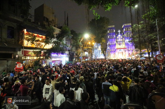 Một đ&ecirc;m Gi&aacute;ng sinh rất vui v&agrave; ấm &aacute;p của giới trẻ H&agrave; Nội! - Ảnh 1.