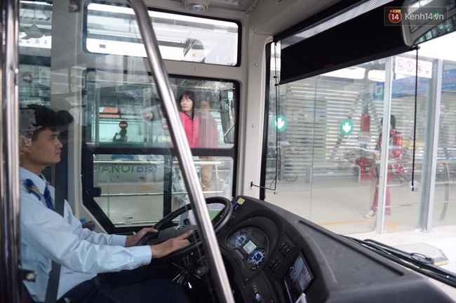 Người H&agrave; Nội h&aacute;o hức trải nghiệm miễn ph&iacute; xe bu&yacute;t nhanh BRT trong ng&agrave;y thử nghiệm - Ảnh 6.