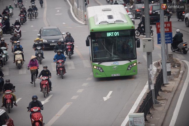 Người H&agrave; Nội h&aacute;o hức trải nghiệm miễn ph&iacute; xe bu&yacute;t nhanh BRT trong ng&agrave;y thử nghiệm - Ảnh 7.