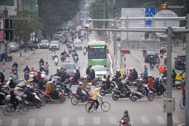Người Hà Nội háo hức trải nghiệm miễn phí xe buýt nhanh BRT trong ngày thử nghiệm - Ảnh 8.