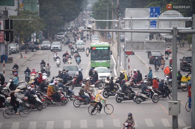 Người H&agrave; Nội h&aacute;o hức trải nghiệm miễn ph&iacute; xe bu&yacute;t nhanh BRT trong ng&agrave;y thử nghiệm - Ảnh 8.