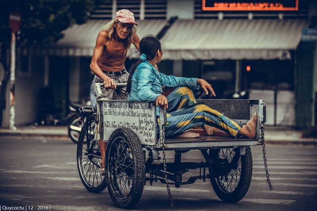 Người Sài Gòn thích thú với hình ảnh cụ ông trang trí xe ba gác bằng những triết lý sống sâu sắc - Ảnh 2.