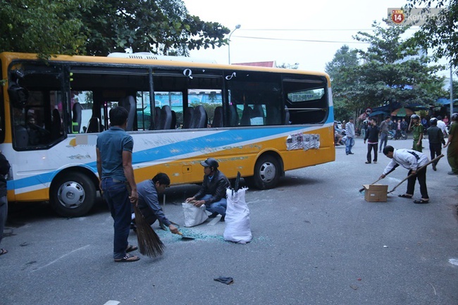 Đà Nẵng: Xe buýt lật ngang giữa đường sau va chạm với xe ben, gần 10 nhân viên bị thương - Ảnh 1.