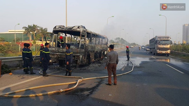 Hà Nội: Xe khách giường nằm cháy trơ khung trên cầu vượt An Khánh - Ảnh 3.