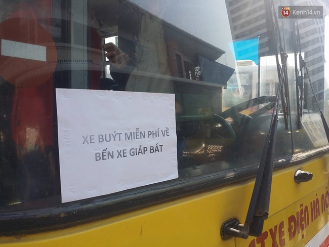 Nhà xe đình công, chuyển toàn bộ khách bị bỏ rơi ở bến Mỹ Đình sang Giáp Bát bằng xe buýt miễn phí - Ảnh 7.
