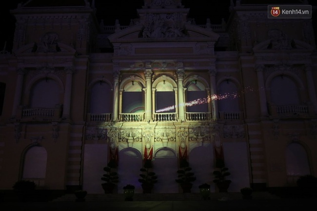 Clip: Người Sài Gòn mãn nhãn với màn trình diễn ánh sáng 3D lên tòa UBND TP đêm giao thừa - Ảnh 13.