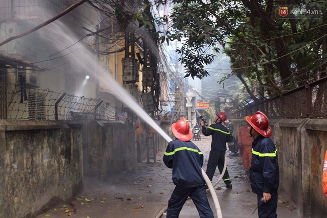 H&agrave; Nội: C&aacute;c chiến sĩ PCCC động vi&ecirc;n đưa cụ &ocirc;ng tho&aacute;t khỏi ng&ocirc;i nh&agrave; ch&aacute;y ở Ch&ugrave;a Bộc - Ảnh 5.