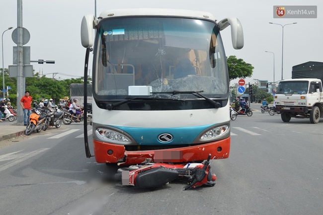 TP HCM: Băng qua ng&atilde; tư, thanh ni&ecirc;n bị xe kh&aacute;ch h&uacute;c văng xa gần 30 m&eacute;t, nguy kịch - Ảnh 1.