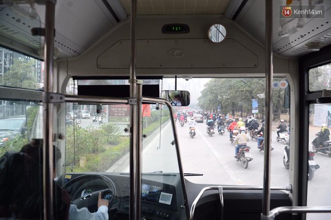 Người Hà Nội háo hức trải nghiệm miễn phí xe buýt nhanh BRT trong ngày thử nghiệm - Ảnh 10.