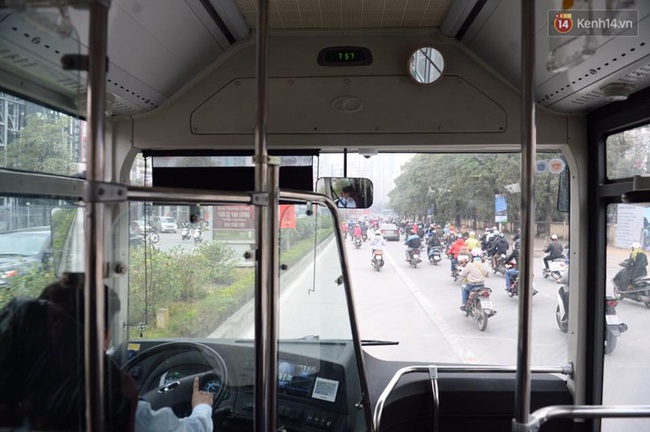 Người H&agrave; Nội h&aacute;o hức trải nghiệm miễn ph&iacute; xe bu&yacute;t nhanh BRT trong ng&agrave;y thử nghiệm - Ảnh 10.