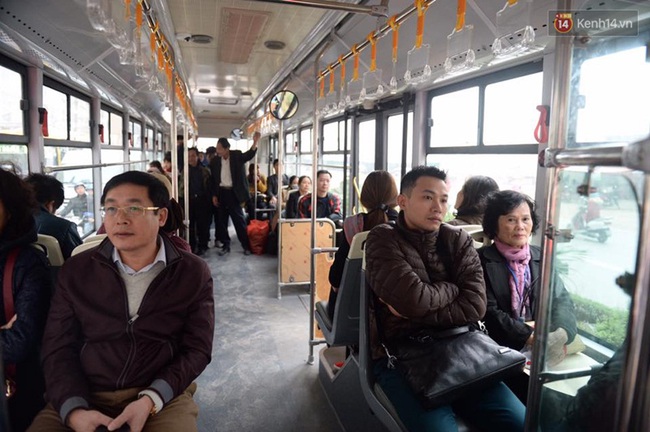 Người Hà Nội háo hức trải nghiệm miễn phí xe buýt nhanh BRT trong ngày thử nghiệm - Ảnh 1.