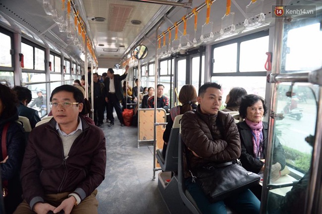 Người H&agrave; Nội h&aacute;o hức trải nghiệm miễn ph&iacute; xe bu&yacute;t nhanh BRT trong ng&agrave;y thử nghiệm - Ảnh 1.