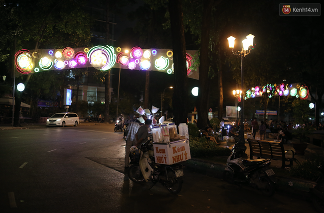 TP.HCM: Đèn trang trí trên đường Phạm Ngọc Thạch bị chê màu mè, hoa mắt - Ảnh 4.