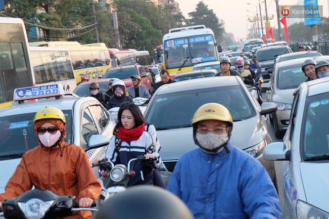 Chùm ảnh: Người dân ùn ùn đổ về quê nghỉ lễ, đường phố Hà Nội tắc nghẽn kéo dài - Ảnh 1.