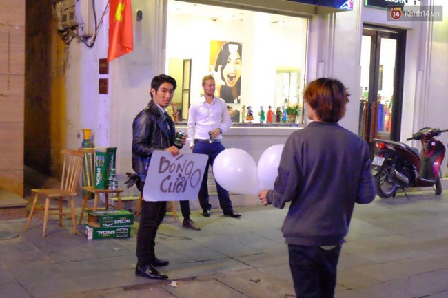 Hà Nội: 3 thanh niên rao bán bóng cười ở phố Tràng Tiền đêm giao thừa - Ảnh 2.