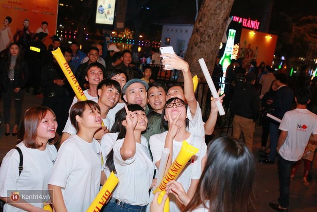 Giới trẻ Hà Nội đổ xuống đường chạy show các sự kiện hoành tráng đêm Giao thừa - Ảnh 18.