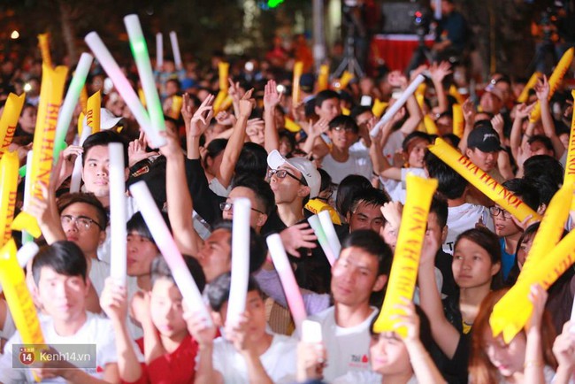 Giới trẻ Hà Nội đổ xuống đường chạy show các sự kiện hoành tráng đêm Giao thừa - Ảnh 19.