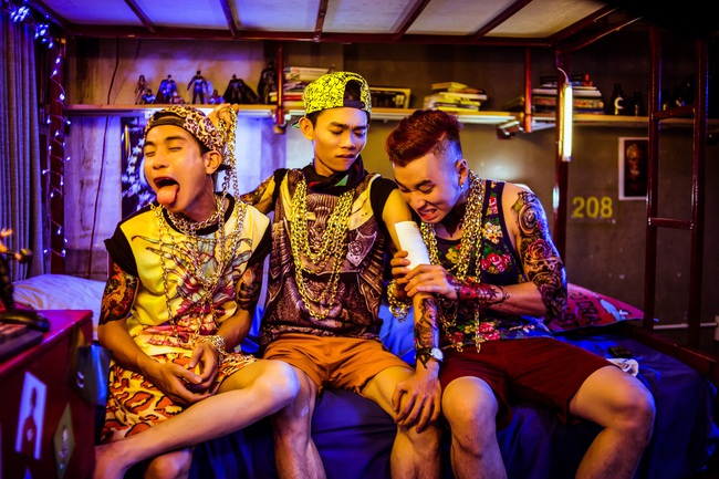 Rapper Karik siêu hài hước trong MV về đời sinh viên - Ảnh 5.