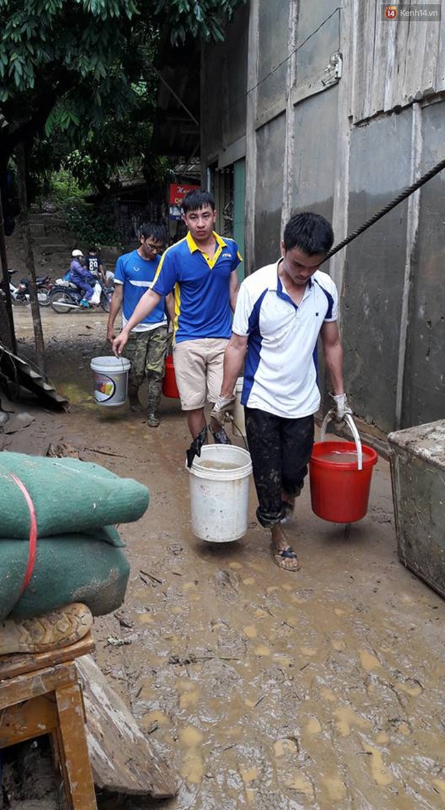 Chùm ảnh: Xách nước, đẩy bùn đất ra khỏi nhà dân sau đợt lũ kinh hoàng ở Lào Cai - Ảnh 11.