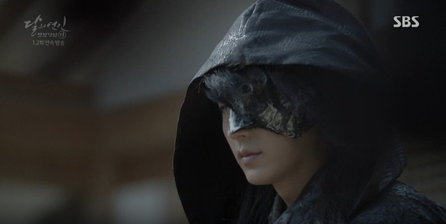 Moon Lovers: Lần đầu gặp gỡ, ho&agrave;ng tử Lee Jun Ki l&agrave;m anh h&ugrave;ng cứu mỹ nh&acirc;n IU - Ảnh 12.
