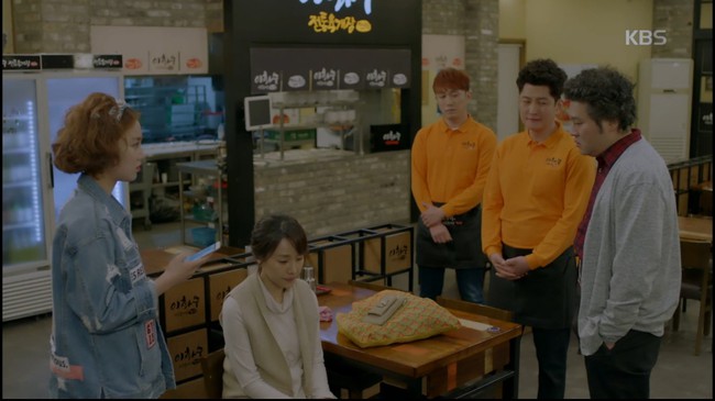 Uncontrollably Fond: Kim Woo Bin cầu h&ocirc;n phụ nữ kh&aacute;c trước mặt Suzy - Ảnh 17.