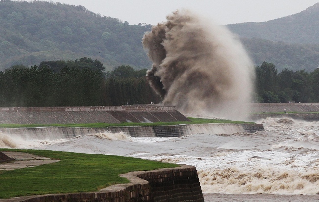 Chứng kiến thủy qu&aacute;i tr&ecirc;n s&ocirc;ng Tiền Đường, nhiều người kh&ocirc;ng khỏi r&ugrave;ng m&igrave;nh trước sức mạnh của mẹ Thi&ecirc;n nhi&ecirc;n - Ảnh 16.