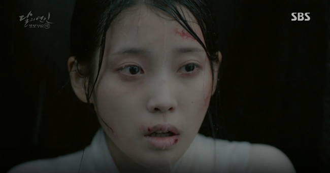 Moon Lovers: &ldquo;Anh Tư&rdquo; Lee Jun Ki t&aacute;i hiện lại cảnh che mưa kinh điển trong Bộ Bộ Kinh T&acirc;m! - Ảnh 33.