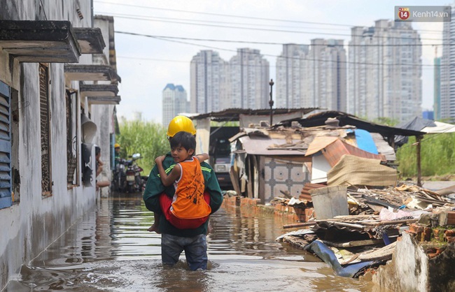 Dân nghèo xóm trọ Sài Gòn khốn khổ sống trong nước cống hôi thối suốt 4 ngày liền - Ảnh 19.