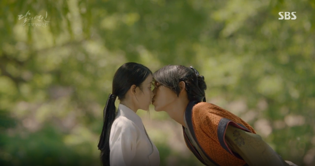 Moon Lovers: &ldquo;Mười&rdquo; Baekhyun su&yacute;t toi mạng dưới tay&hellip; bố vợ - Ảnh 8.