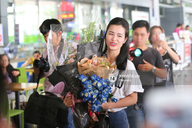 Trở về sau EMA 2016, Đông Nhi - Ông Cao Thắng tình tứ xuất hiện ở sân bay Tân Sơn Nhất - Ảnh 15.