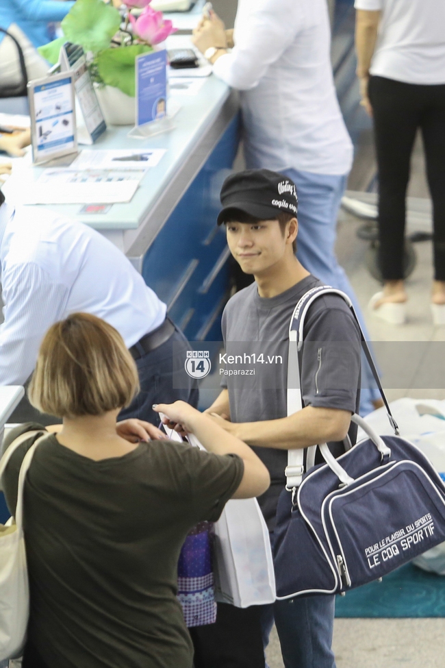 Kang Tae Oh thay đồ ngay trên xe khi ra sân bay, vẫy tay chào fan Việt trở về Hàn ngay trong đêm - Ảnh 15.