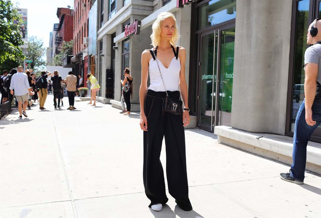 Phong c&aacute;ch ph&oacute;ng kho&aacute;ng, thực tế ăn s&acirc;u v&agrave;o m&aacute;u giới mộ điệu thời trang tại NYFW - Ảnh 8.