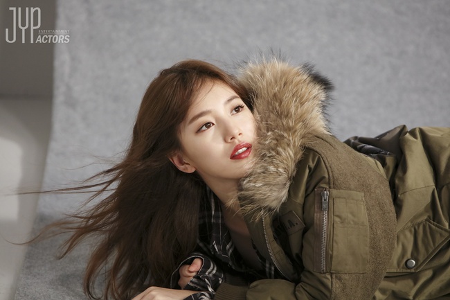 Suzy đẹp rạng ngời, lấp l&oacute; v&ograve;ng một nảy nở trong loạt h&igrave;nh hậu trường chụp tạp ch&iacute; - Ảnh 19.