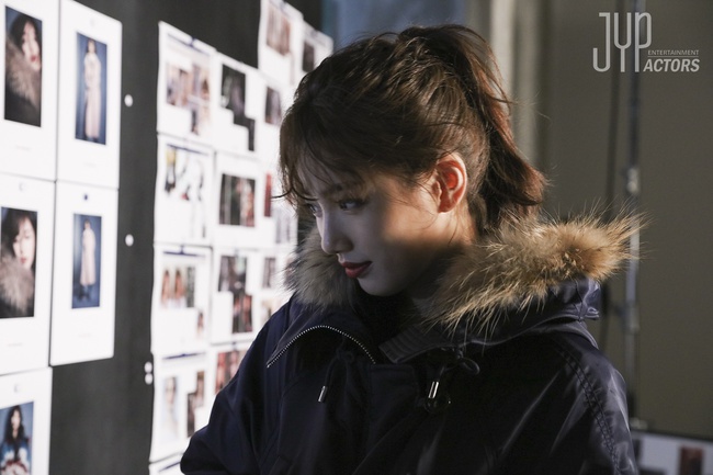Suzy đẹp rạng ngời, lấp l&oacute; v&ograve;ng một nảy nở trong loạt h&igrave;nh hậu trường chụp tạp ch&iacute; - Ảnh 9.