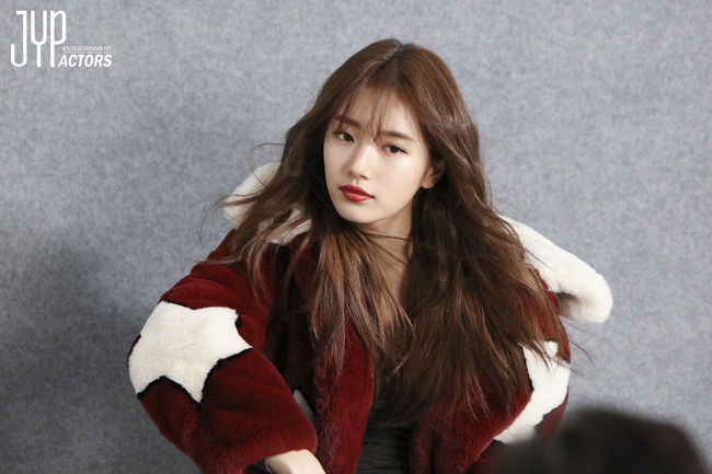 Suzy đẹp rạng ngời, lấp l&oacute; v&ograve;ng một nảy nở trong loạt h&igrave;nh hậu trường chụp tạp ch&iacute; - Ảnh 4.