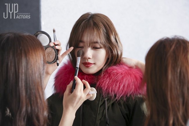 Suzy đẹp rạng ngời, lấp l&oacute; v&ograve;ng một nảy nở trong loạt h&igrave;nh hậu trường chụp tạp ch&iacute; - Ảnh 7.