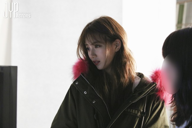 Suzy đẹp rạng ngời, lấp l&oacute; v&ograve;ng một nảy nở trong loạt h&igrave;nh hậu trường chụp tạp ch&iacute; - Ảnh 8.