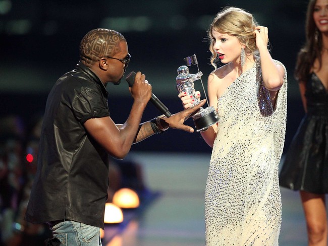 Scandal cướp mic Taylor Swift tại VMAs 2009: Mở đầu cho ngày tàn đời của Kanye West? - Ảnh 1.