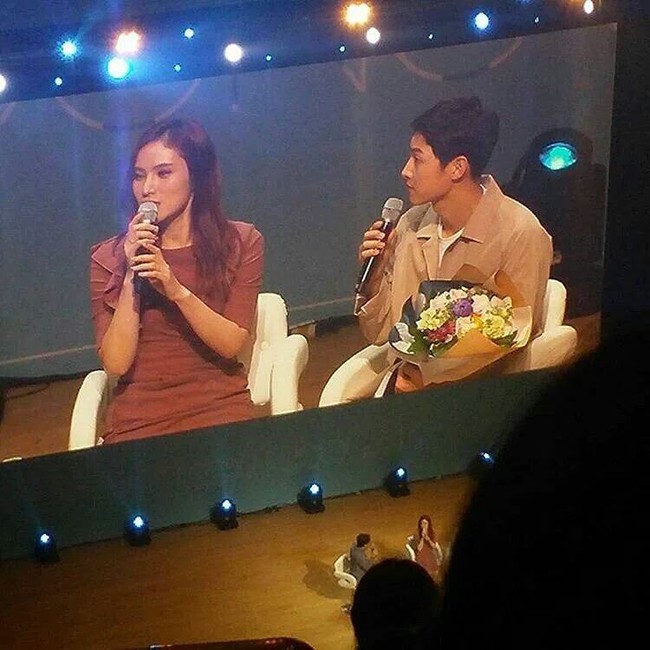 Clip: Lee Kwang Soo tặng hoa Song Joong Ki khiến hơn 4.000 fan h&ograve; h&eacute;t đi&ecirc;n đảo - Ảnh 13.