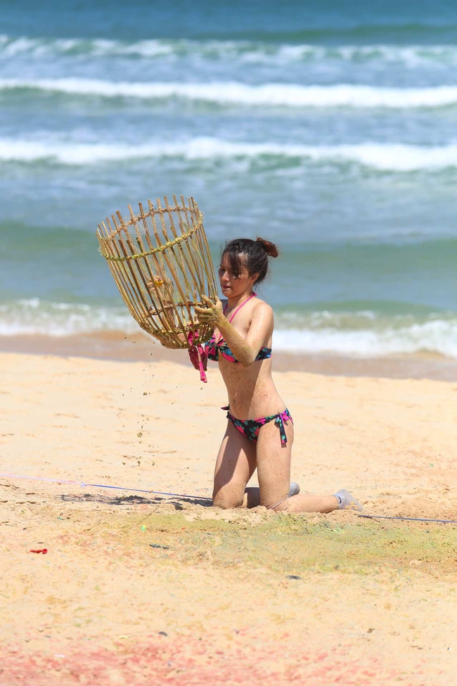 Hương Giang Idol, Pha L&ecirc; đọ d&aacute;ng bốc lửa với bikini - Ảnh 2.