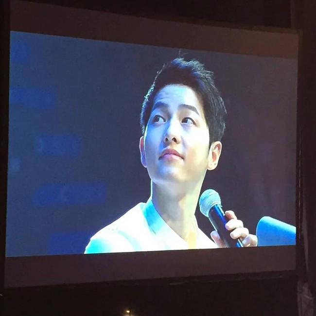 Ai bảo màn hất di dộng chỉ có trong phim, Song Joong Ki làm được cả ở ngoài đời này! - Ảnh 12.