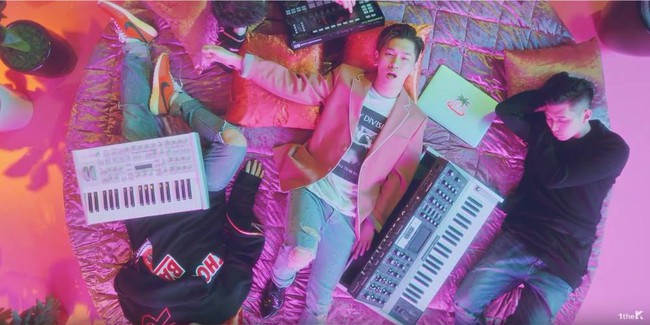 Ca kh&uacute;c đ&aacute;nh bay cả TWICE v&agrave; Akdong Musician đổ bộ s&acirc;n khấu - Ảnh 1.