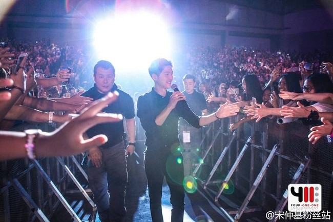 Thực hư chuyện Song Joong Ki hôn MC nữ người Thái Lan tại buổi họp fan - Ảnh 11.
