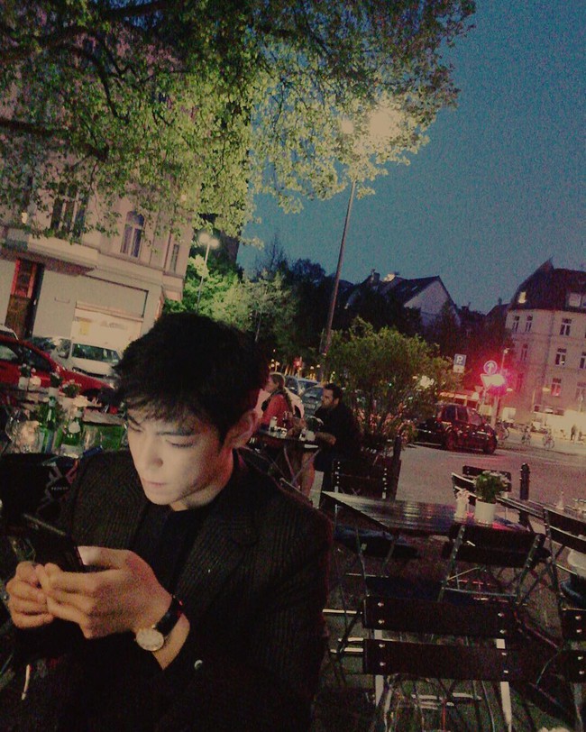 Đăng ảnh h&uacute;t thuốc, T.O.P (Big Bang) bị cho rằng đang cố đấm ăn x&ocirc;i trước khi nhập ngũ - Ảnh 2.