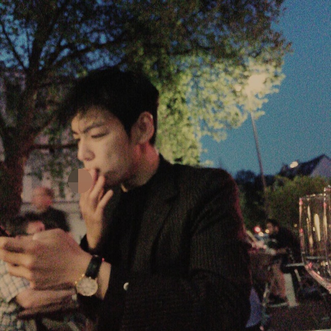 Đăng ảnh h&uacute;t thuốc, T.O.P (Big Bang) bị cho rằng đang cố đấm ăn x&ocirc;i trước khi nhập ngũ - Ảnh 3.