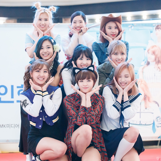 TWICE không chịu hạ nhiệt, thống trị sàn đấu Kpop giữa tháng 5 - Ảnh 1.