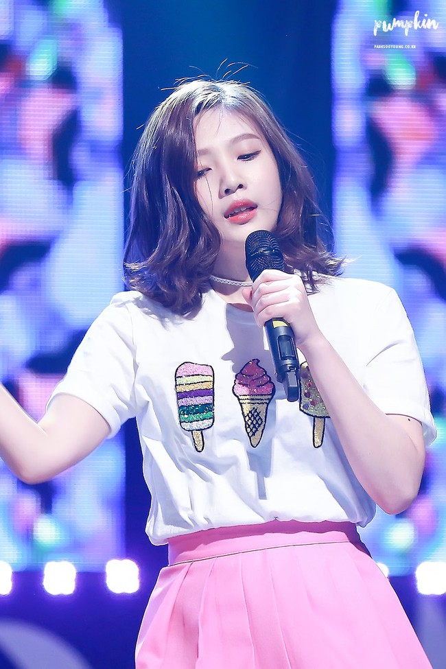 Joy (Red Velvet) bỗng dưng ngã khụy, lấy tay ôm đầu trên sân khấu - Ảnh 1.